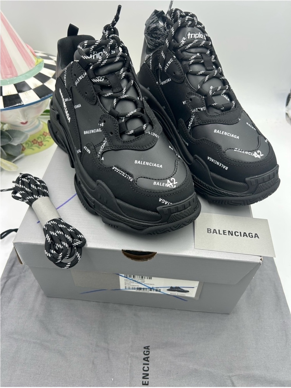 Men’s Balenciaga triple S all over logo sneakers size 42/9 US